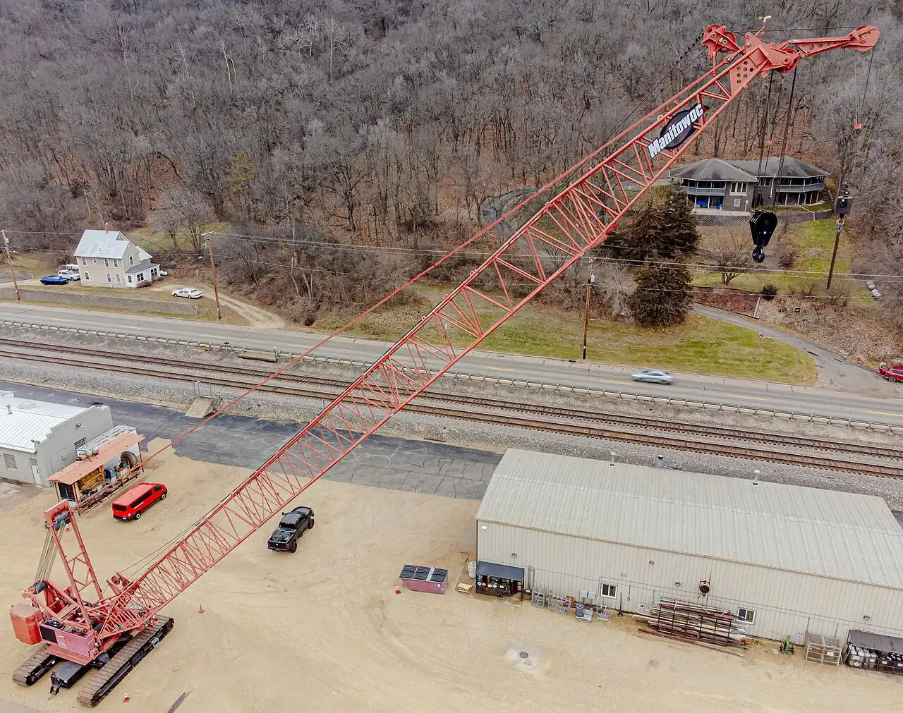 Lattice-boom crawler crane on a level work pad